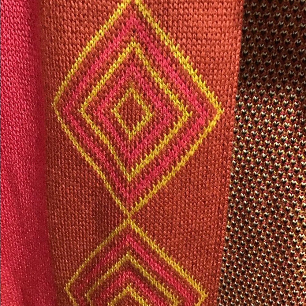 Elegant Red and Gold Open Cardigan - Picture 3 of 7
